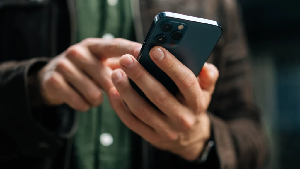 hand holding a cell phone