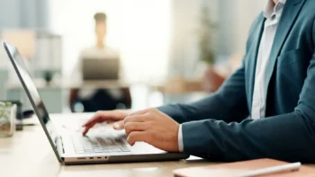 hands on laptop